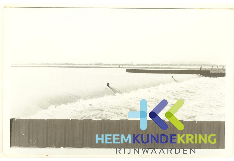 stuw in de groene rivier pann. 1970 Coll.HKR F0000043